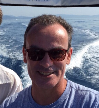 capitaine expérimenté offrant des balades en bateau